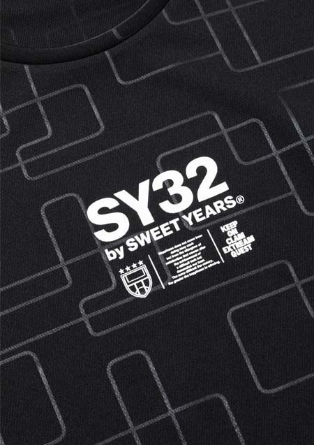 SY32 EMBOSS GEOMETRY MINI LOGO T 14362 | BLACK