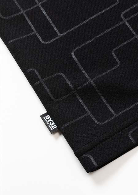 SY32 EMBOSS GEOMETRY MINI LOGO T 14362 | BLACK