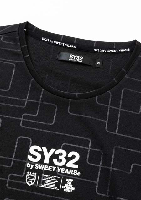 SY32 EMBOSS GEOMETRY MINI LOGO T 14362 | BLACK