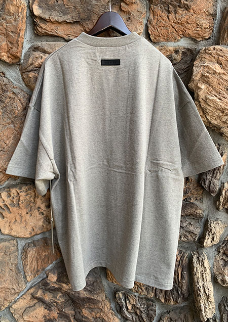 FOG ESSENTIALS 24SS FRONT LOGO SS TEE | DK/OATMEAL