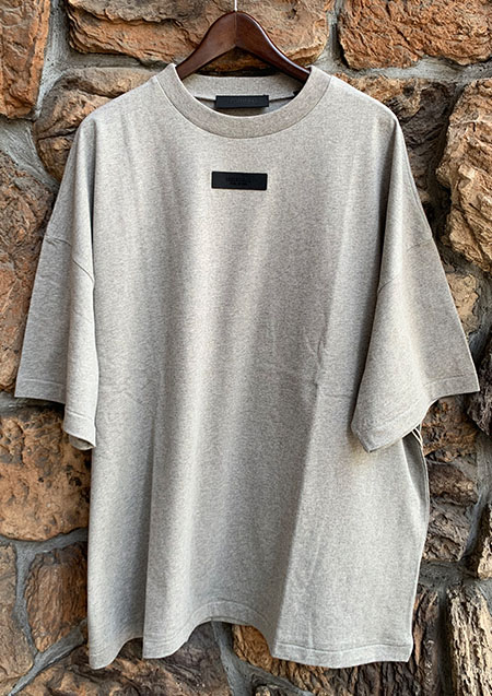 FOG ESSENTIALS 24SS RUBBER TAG SS TEE | DK/OATMEAL