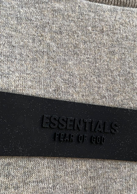 FOG ESSENTIALS 24SS RUBBER TAG SS TEE | DK/OATMEAL