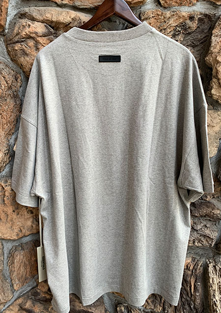 FOG ESSENTIALS 24SS RUBBER TAG SS TEE | DK/OATMEAL