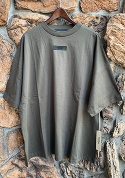 FOG ESSENTIALS 24SS RUBBER TAG SS TEE | INK