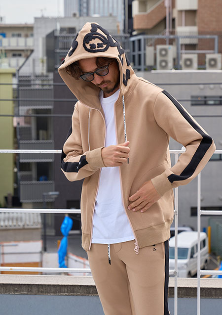 STUD MUFFIN T/Rストレッチポンチ グラフィティフロッキープリントラインジップパーカー | BEIGE