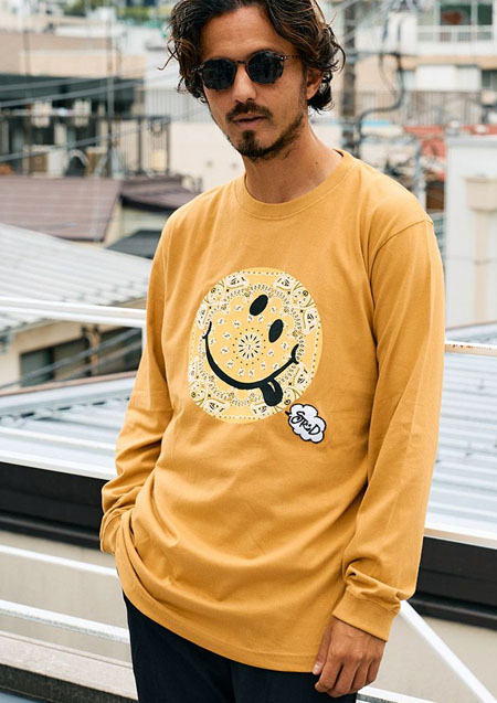 STUD MUFFIN 5.6ozコットン天竺 バンダナスマイルフォームプリントハンドニットパッチLS Tシャツ | YELLOW