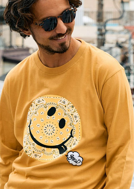 STUD MUFFIN 5.6ozコットン天竺 バンダナスマイルフォームプリントハンドニットパッチLS Tシャツ | YELLOW