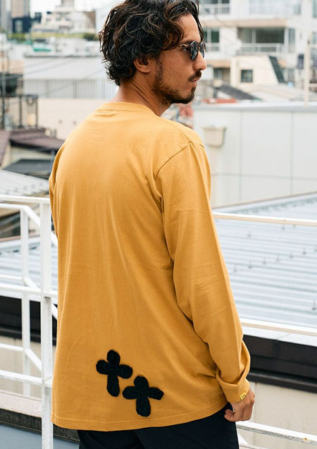 STUD MUFFIN 5.6ozコットン天竺 バンダナスマイルフォームプリントハンドニットパッチLS Tシャツ | YELLOW