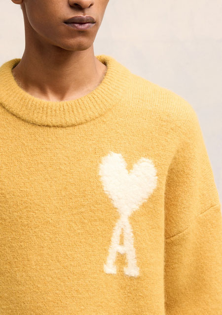 AMI PARIS LOGO CREW NECK KNIT | 724MUSTARD