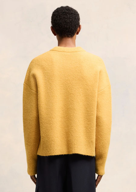 AMI PARIS LOGO CREW NECK KNIT | 724MUSTARD